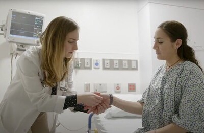 Кодирование Аквилонг в Заволжске Врач держит пациентку за руку